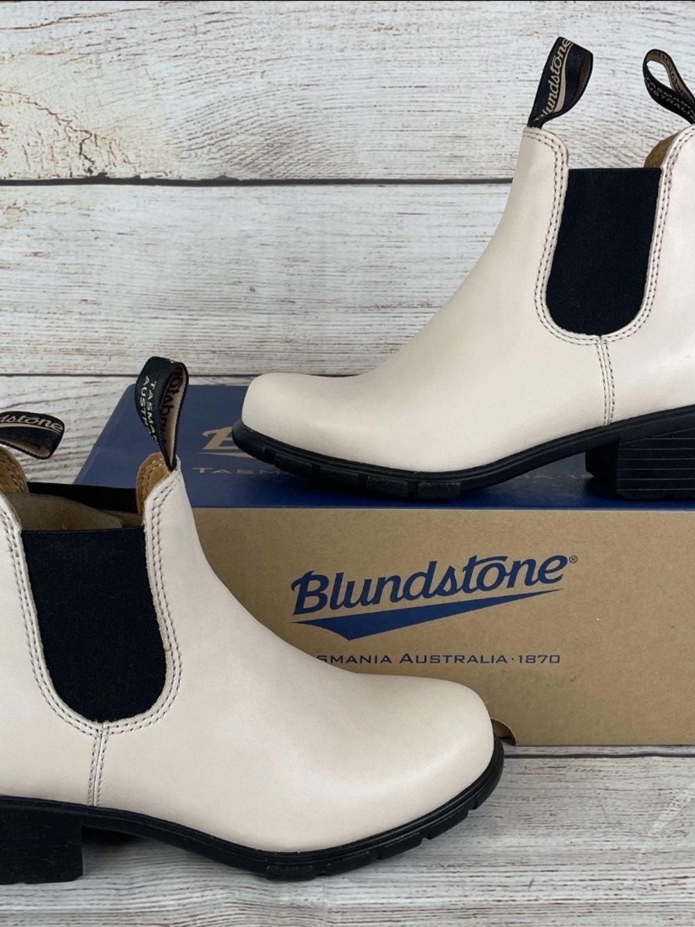 Blundstone Women's Pearl Ivory Leather Chelsea Boot with Black Elastic